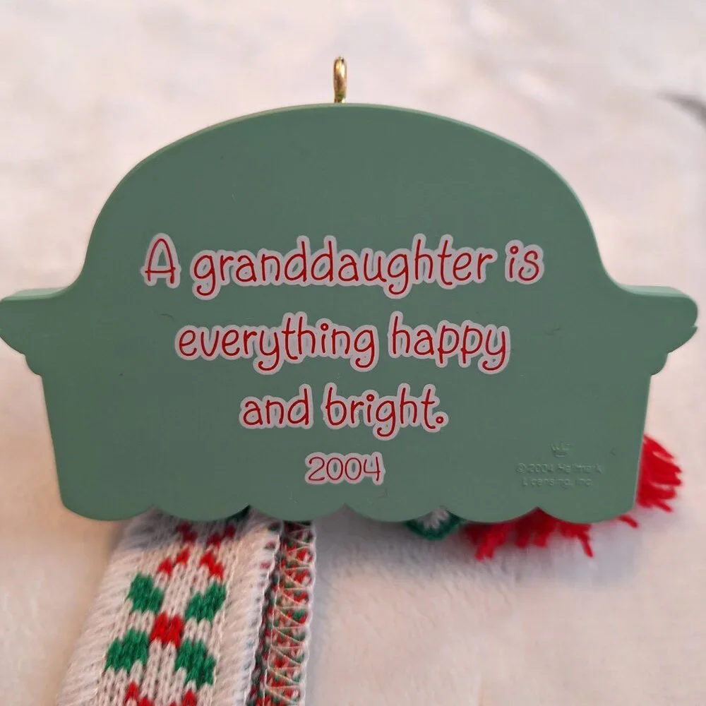 Hallmark‎ GRANDDAUGHTER Keepsake Ornament Handcrafted Scarf Hat Shelf QXG5571